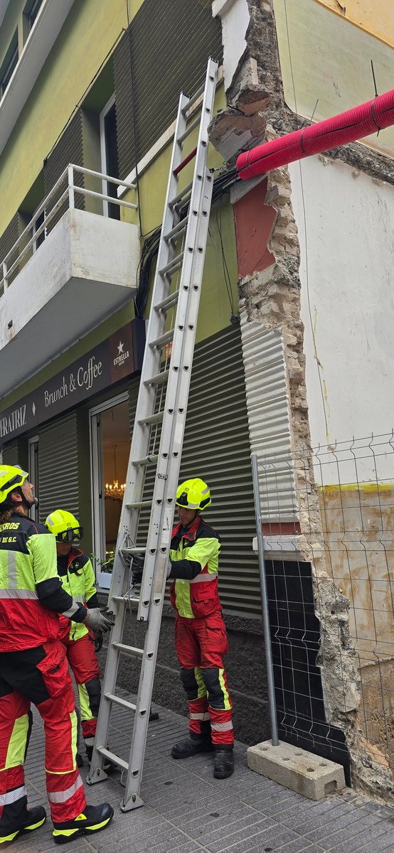 Desprendimiento de restos de fachada tras demolición de la vivienda con riesgo de caída a la calle, interviniendo efectivos del parque zonal de Isleta,  colabora <a href="/PoliciaLPA/">Policía Local LPA</a>