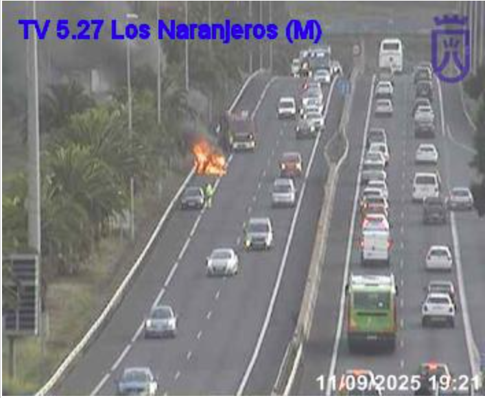 112canarias's tweet photo. 📢Precaución

Incendio en vehículo en TF-5, sentido Santa Cruz de #Tenerife, a su paso por Tacoronte

➡️Recursos de emergencias intervienen en el lugar

📸@carreterasTF https://t.co/0anU2oFbYV
