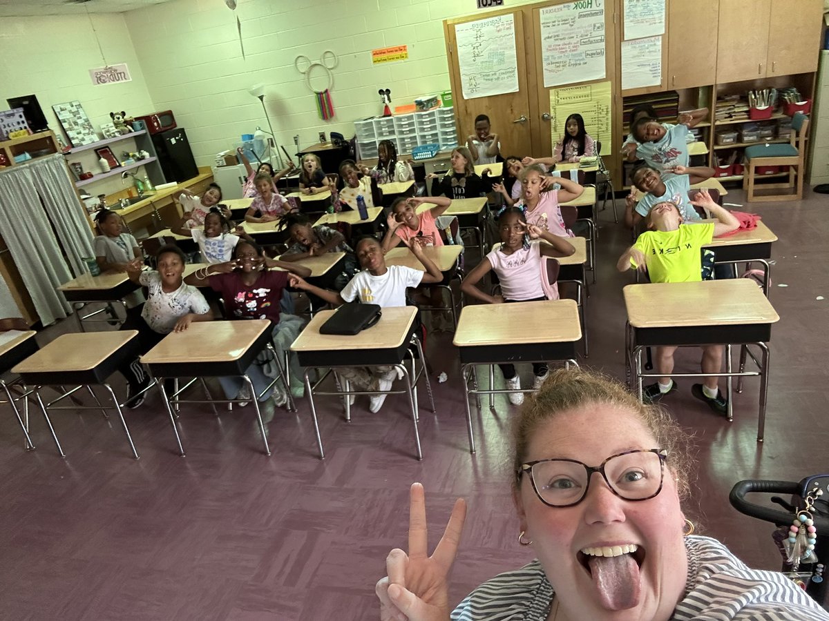 STOKEDTeaching's tweet image. We’re making real life arrays in 512! Our GaDoe lesson needed 24 desks in an array, and after working in groups, the students came up with this arrangement. #UnlockPotential #WeAreRacers @RCE_HCS