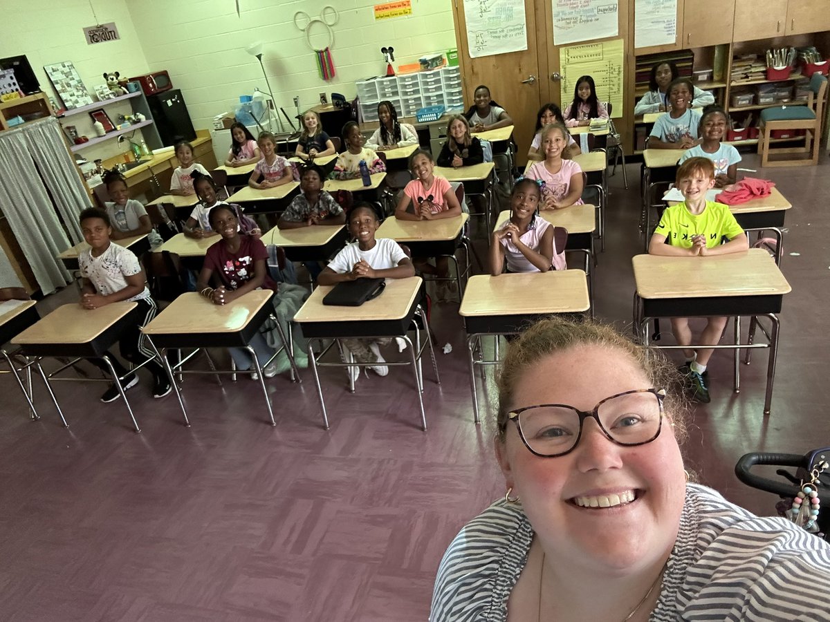 STOKEDTeaching's tweet image. We’re making real life arrays in 512! Our GaDoe lesson needed 24 desks in an array, and after working in groups, the students came up with this arrangement. #UnlockPotential #WeAreRacers @RCE_HCS