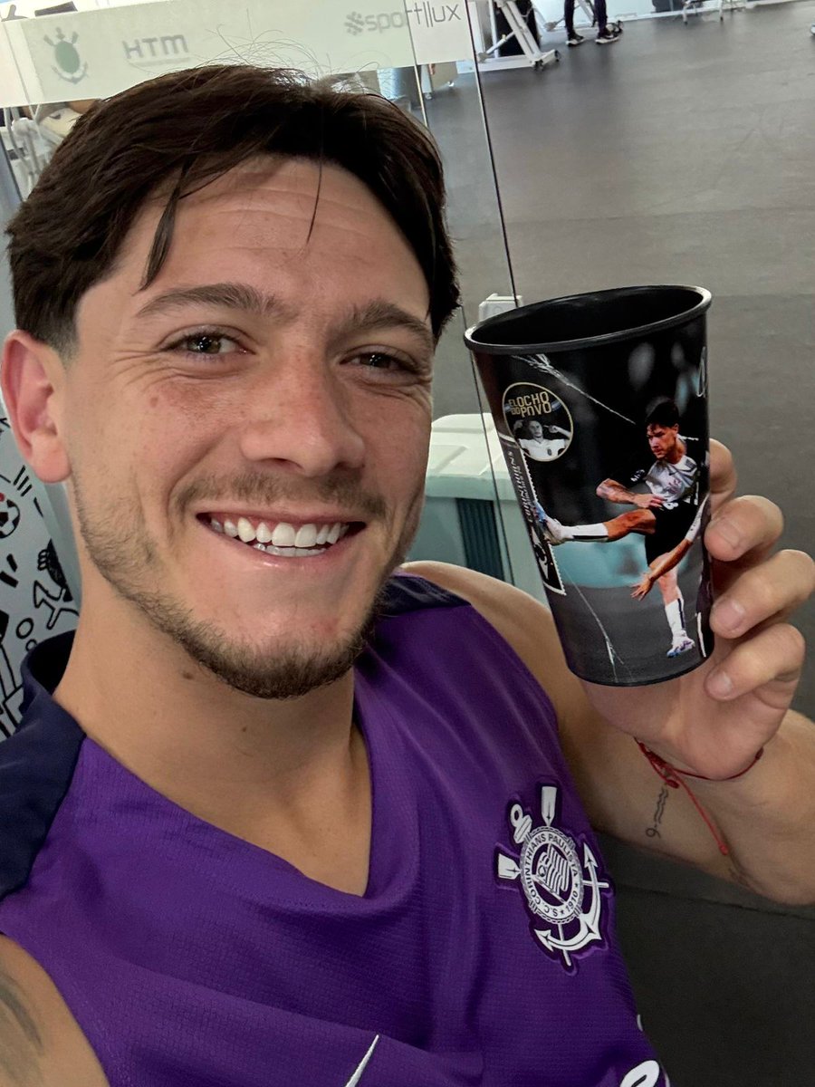 Corinthians's tweet photo. Assistência ☑️
Gol ☑️
Copo personalizado ☑️
Selfie ☑️

Bem demais, Garro! 🖤🤍

#VaiCorinthians https://t.co/X97xrURKo1