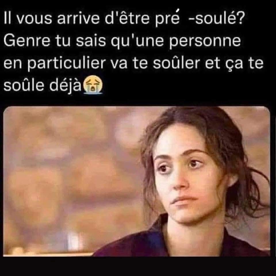 Et avec cette même expression de visage...