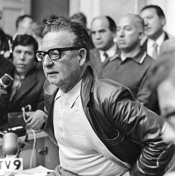 "No basta que todos sean iguales delante de la ley. Es necesario que la ley sea igual delante de todos."

Salvador Allende
Presidente de Chile