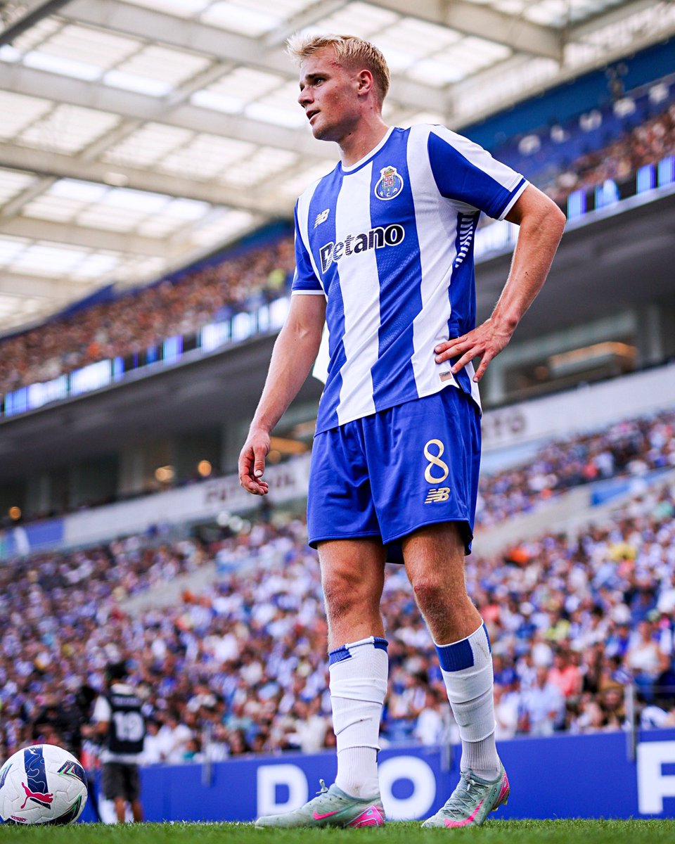 B24PT's tweet image. Froholdt foi eleito melhor médio, melhor jovem e melhor jogador de agosto da @ligaportugal 💫