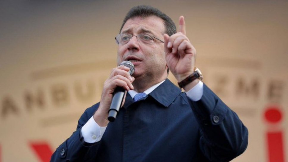 Ekrem İmamoğlu: “Türkiye çok büyük bir tehlikenin eşiğinde. Seçimlerin anlamının kalmayacağı bir yolda ilerliyoruz.

Demokrasiyi korumak zorundayız. Fikirlerimiz ve millet için mücadele etme yöntemlerimiz farklı olabilir.

Ancak demokrasiye sahip çıkmak hepimizin ortak görevi.”