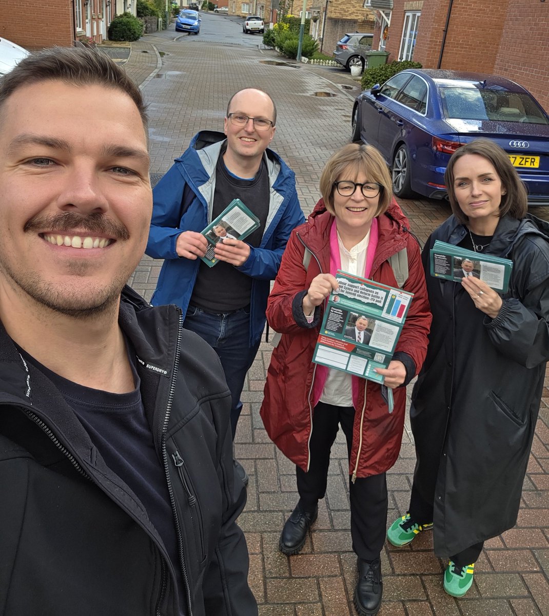 Neil Roberts (@neil_roberts_) on Twitter photo Noson wych allan yng Nghaerfili i gefnogi ymgyrch Lindsay Whittle <a href="/PlaidCaerphilly/">Plaid Caerphilly</a> 🏴
Mae pobl y dref eisiau llais sydd wedi ei wreiddio yn y gymuned a sydd am sefyll i fyny yn erbyn gwleidyddiaeth anobeithiol Reform.
Pleidleisiwch <a href="/Plaid_Cymru/">Plaid Cymru 🏴</a> Hydref 23 🗳 Noson wych allan yng Nghaerfili i gefnogi ymgyrch Lindsay Whittle <a href="/PlaidCaerphilly/">Plaid Caerphilly</a> 🏴
Mae pobl y dref eisiau llais sydd wedi ei wreiddio yn y gymuned a sydd am sefyll i fyny yn erbyn gwleidyddiaeth anobeithiol Reform.
Pleidleisiwch <a href="/Plaid_Cymru/">Plaid Cymru 🏴</a> Hydref 23 🗳