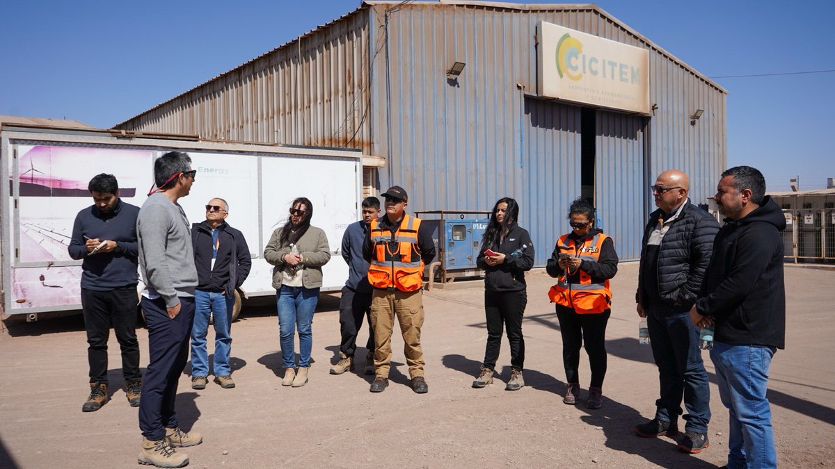 CICITEM_Chile's tweet photo. En @Cicitem recibimos a los participantes del curso de Seguridad Industrial en Hidrógeno Verde, organizado por @CeimF  y AHK.

Conocieron nuestra Planta Móvil y el Laboratorio de Producción de H2V, dos proyectos que impulsan el camino hacia una industria cero emisiones. https://t.co/yfX9Ff3evd