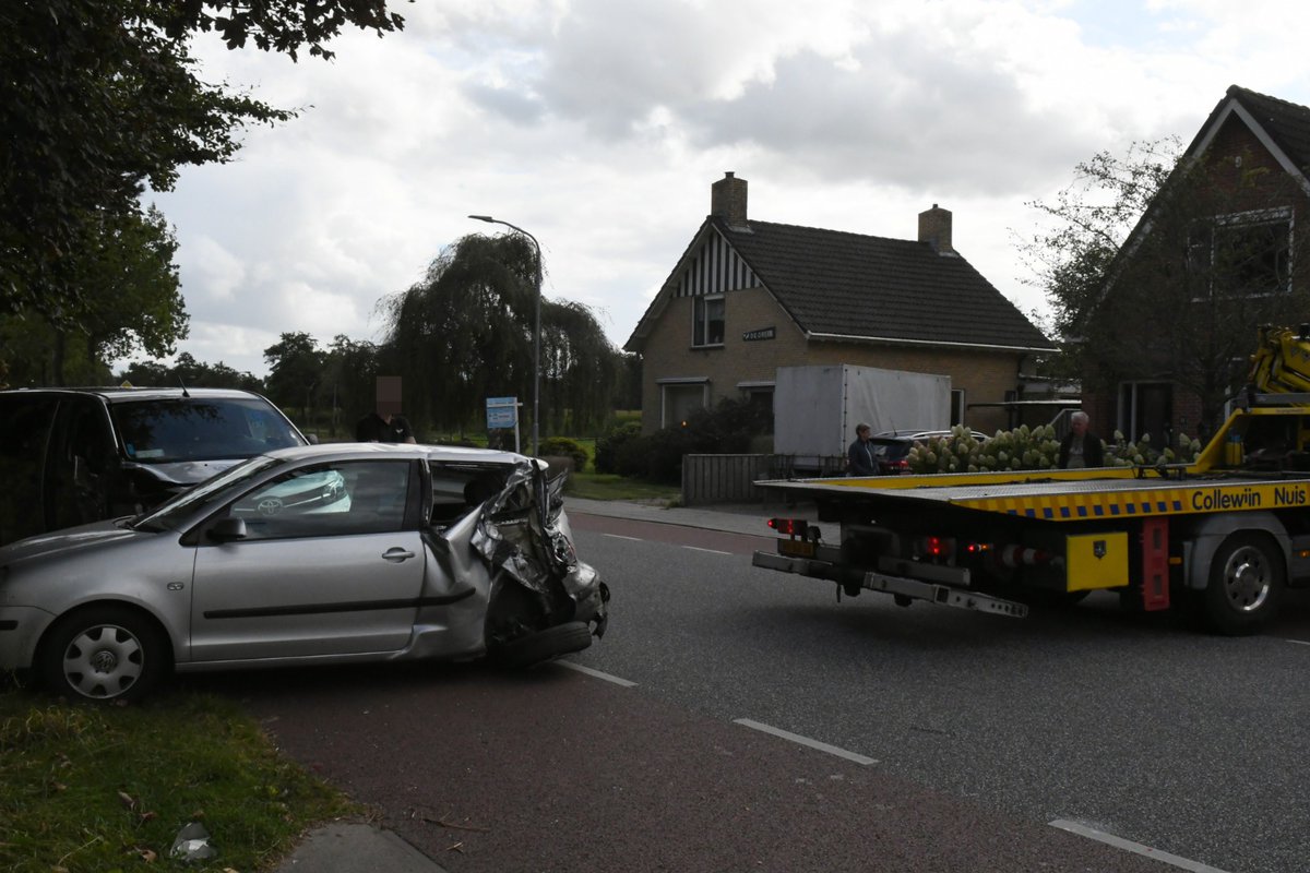 Taxibusje botst op geparkeerde auto in Kornhorn
