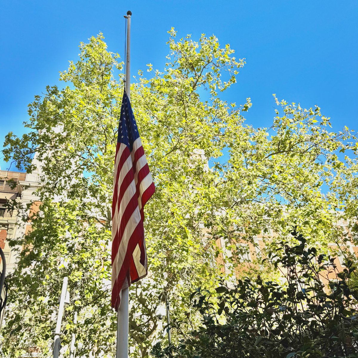 Como muestra de respeto por la memoria de Charlie Kirk, la bandera de nuestra Embajada permanecerá a media asta desde hoy hasta el 14 de septiembre. Agradecemos a todas las personas que han expresado sus condolencias y reconocimiento por su vida y su trabajo.