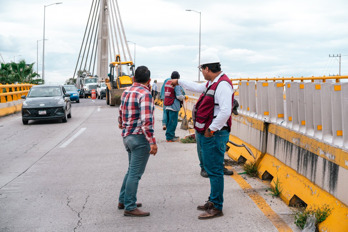 💧🚧 Continuamos con la limpieza del puente elevado del Distribuidor Vial Cholula.

Se han intervenido 1,200 metros lineales, retirando tierra, maleza y residuos para mantener esta importante vialidad en óptimas condiciones.

#CholulaFluye #TransformaciónHídrica