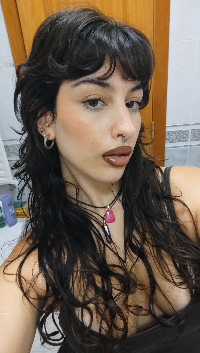 _ccatyytwt_'s tweet image. vou para a faculdade servir cara e mamas