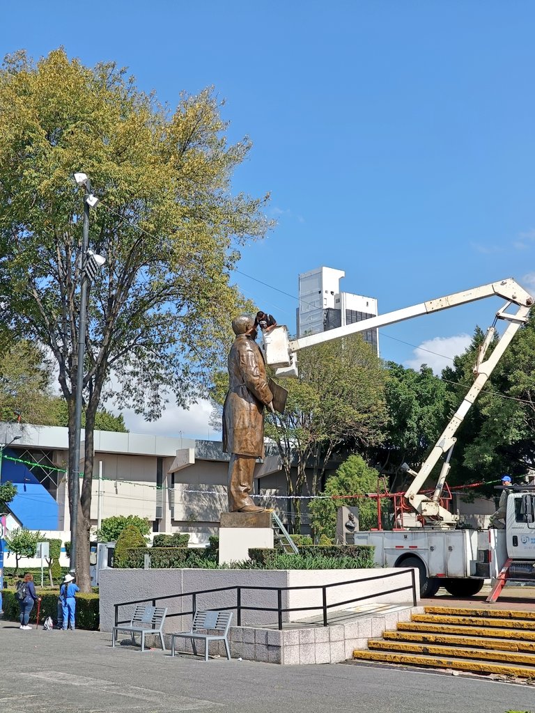 Benito Juárez poniéndose guapo para las fiestas patrias.