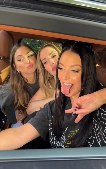 Good Evening from your favorite girls 😈 @ANGELAWHITE @MiaMalkova https://t.co/1GGn7CVCDy<a class="tags" href="/tag/angelawhite">@angelawhite</a><a href="/tag/bbs1st"class="tags"><span>#bbs1st</span></a>