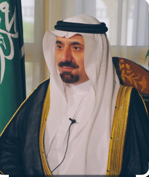 دمت فخر وعز وحزام و ذخر
ودمت منصى فالكبار وفالصغار
سيّدي بسمك وفعلك بفتخر
لى غدت ما بين نار وبين غار 
بغرف من البحر وانحت في صخر
وبذكرك لين النجم منّك يغار 
#جلوي_بن_عبدالعزيز_بن_مساعد