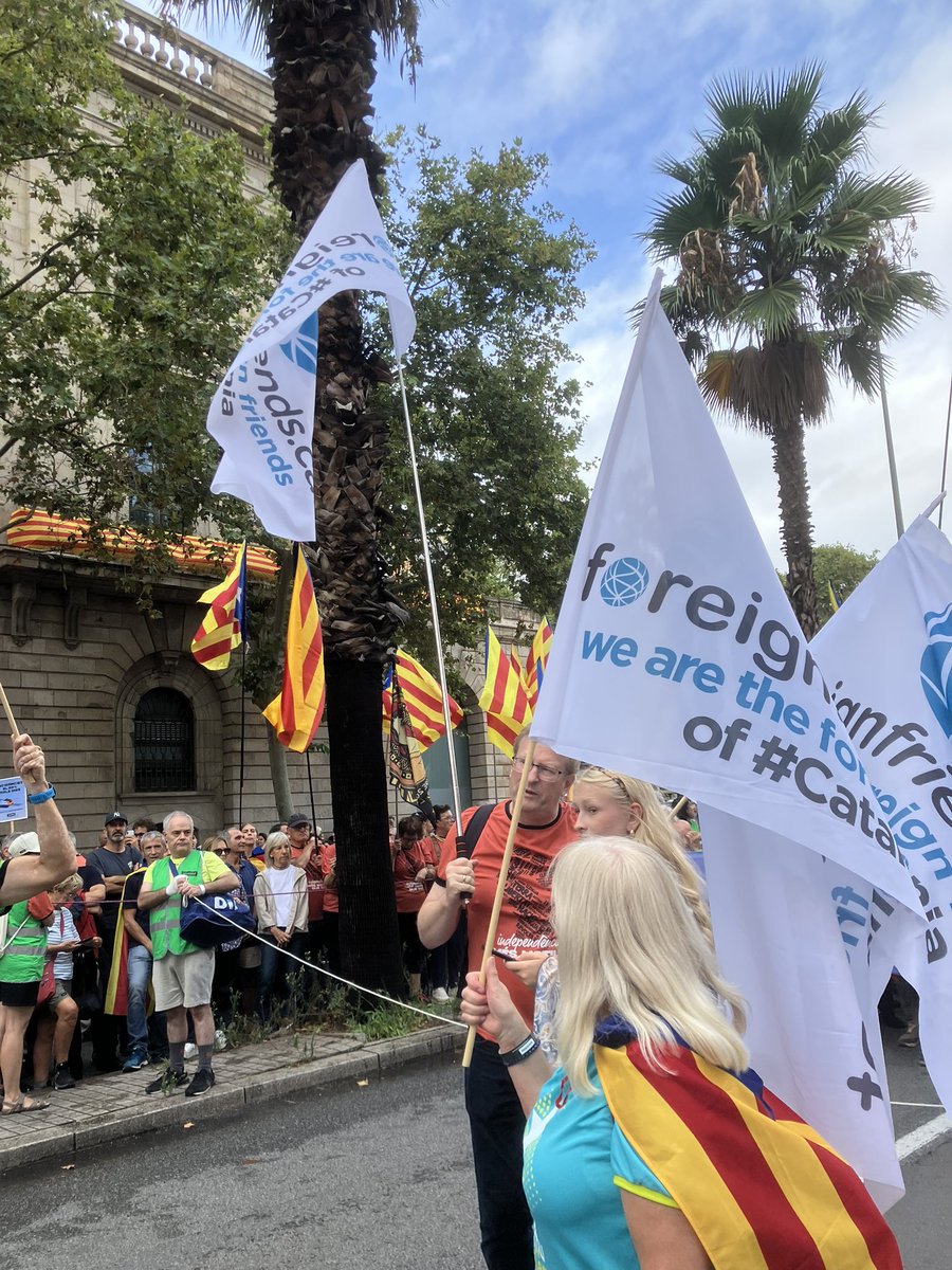 Das “Geschenk” von #Spanien zum Nationalfeiertag von #Katalonien:Ein Gerichtsurteil gegen #Katalanisch als Schulsprache.Der einzige Weg:#UNABHÄNGIGKEIT!Wir foreignfriends.cat sind auch heute an der Seite der Katalanen im Kampf für ihre Freiheit und an der Diada dabei.