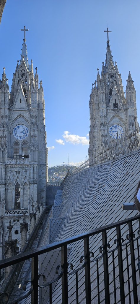 En Quito Ecuador desde la Catedral de la Basílica mirando a la Virgen del Panecillo.