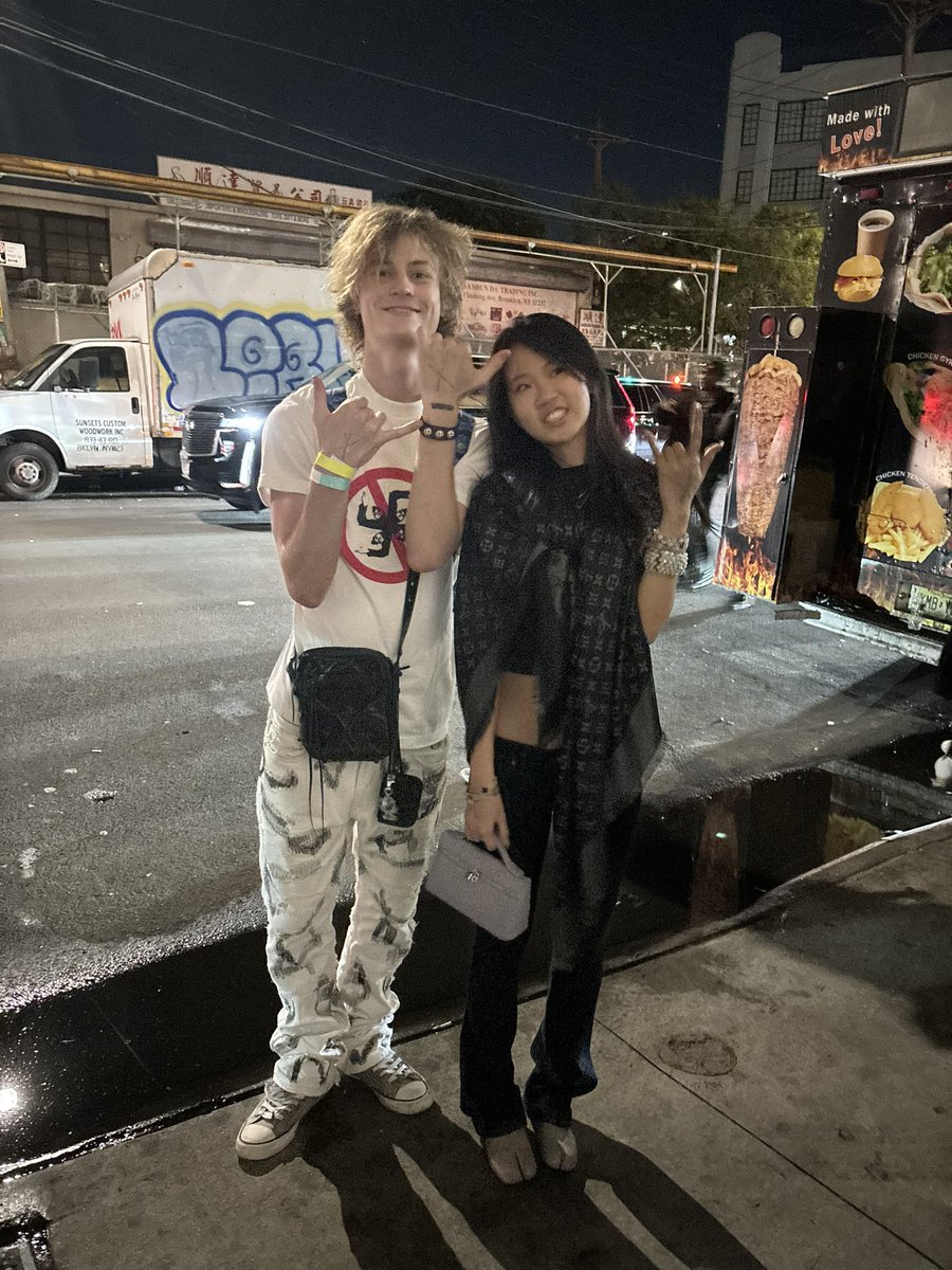 pyriq's tweet photo. who has the better outfit https://t.co/esw8dAJ5kL