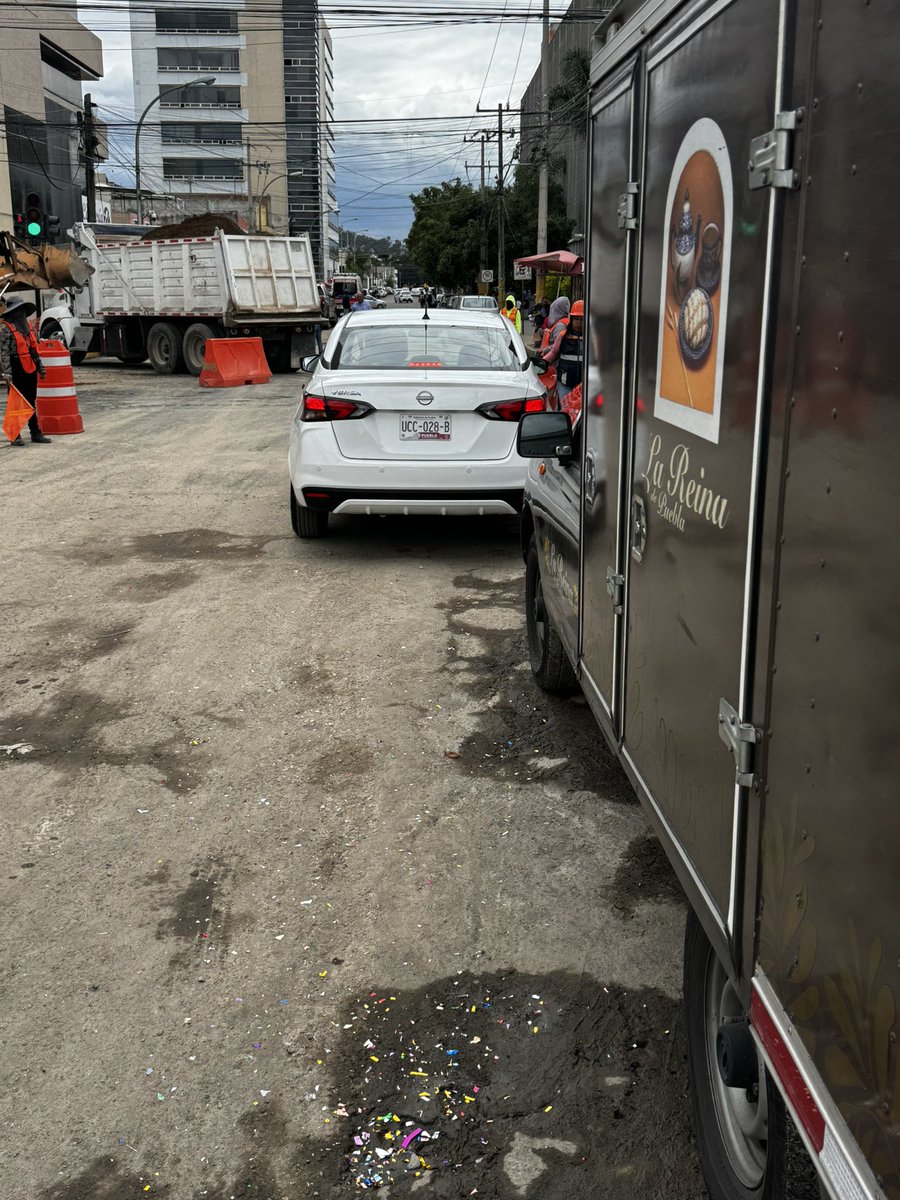 OrdenFractal's tweet photo. @dirtransitopue unidad estorbando libre tránsito hay obra y se niega a moverse zona finanzas 20 sur y 11 ote https://t.co/zi9AyCbbKU