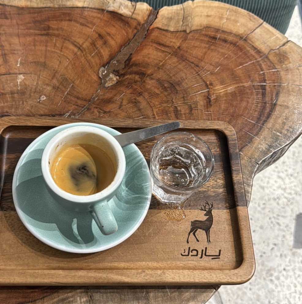 2lorm's tweet image. أحد ربي يحطك له حبيب وما يجيه غرور 
أنا ليه التفت للناس وعيونك جماهيري 
                        - 🌷❤️ -