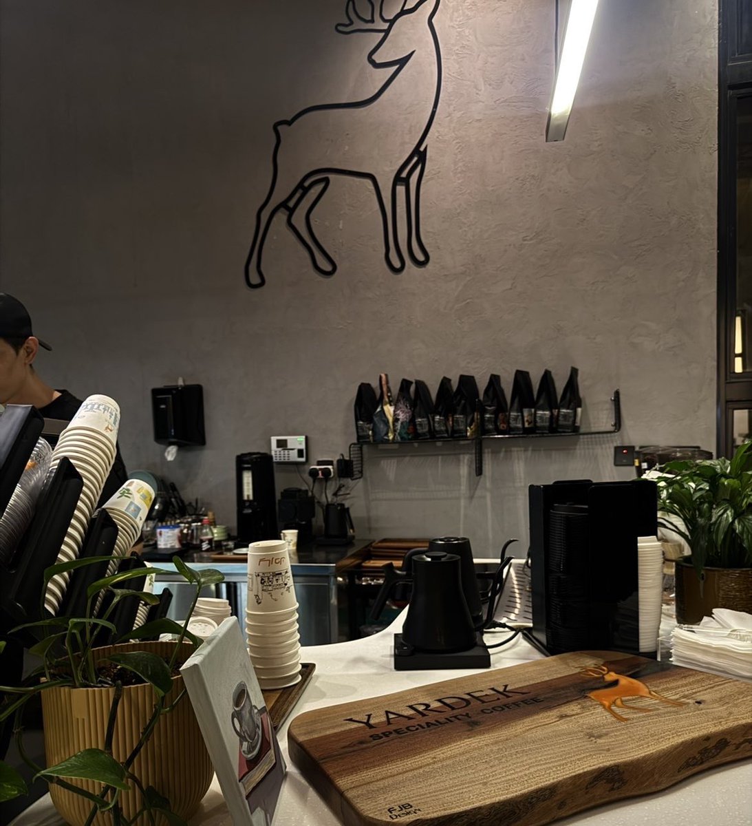 2lorm's tweet image. أحد ربي يحطك له حبيب وما يجيه غرور 
أنا ليه التفت للناس وعيونك جماهيري 
                        - 🌷❤️ -