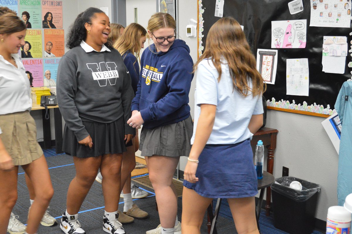thewebbschool's tweet image. ¿Dónde están en la casa? That's what our Spanish III students asked themselves upon entering their classroom, which had been converted into a home earlier this week to help them master their unit on family, chores and household items. #TheWebbSchool #LearnByDoing 🏡 🛏️ 🛁🪟