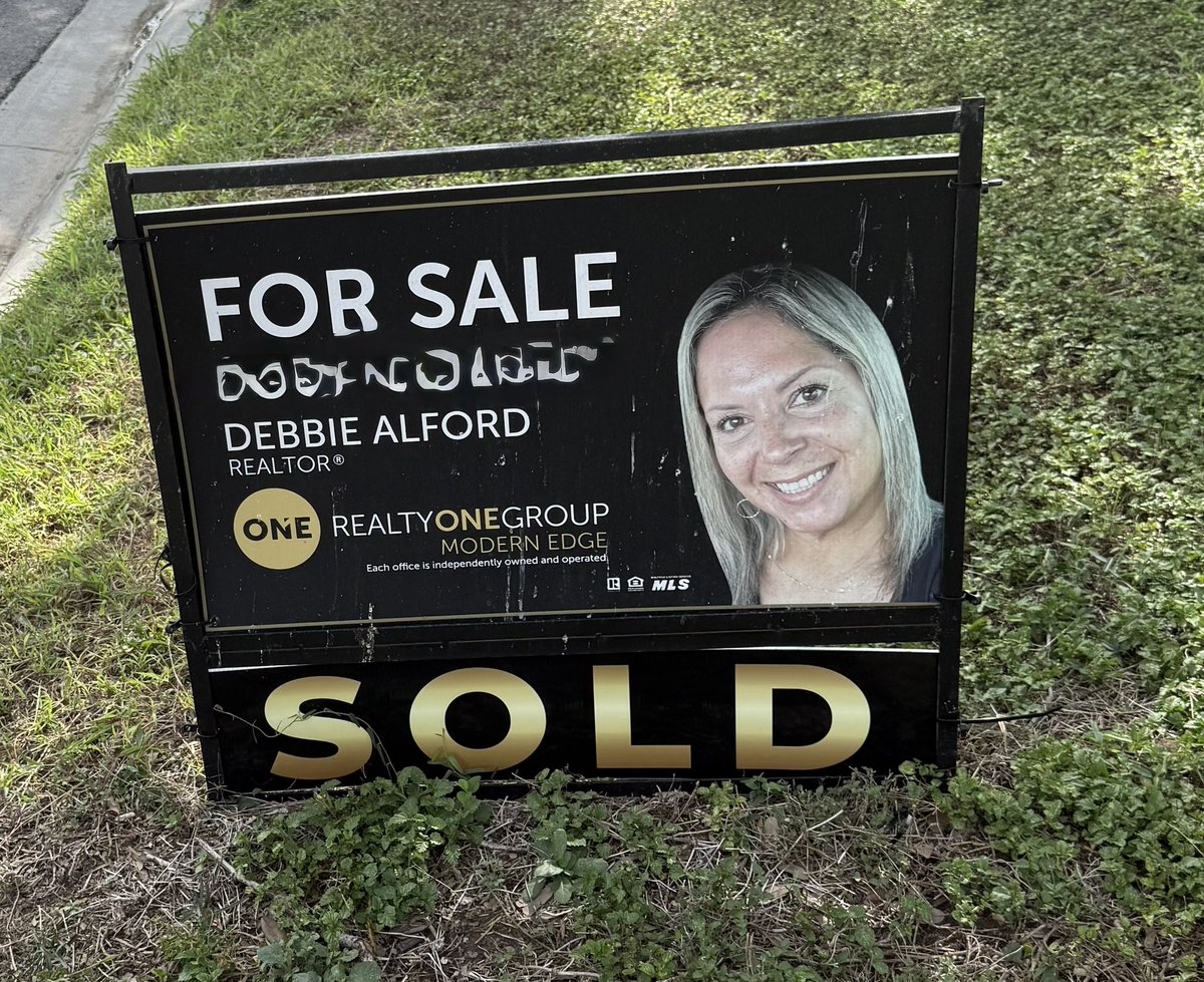 Yeah, baby!!! This one took a year but the wait was worth it!

Still running and lifting when I can 🏃‍♀️ 🏋️ 
Happy Thursday 🩵

#RGV #soldbydrdeb