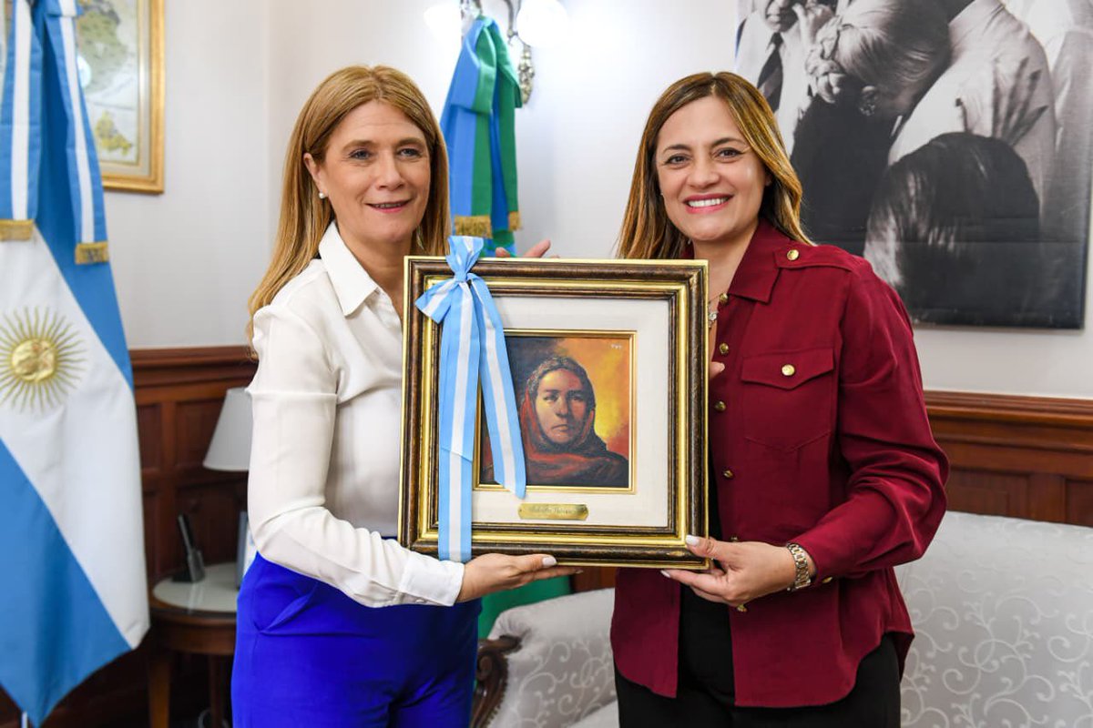 Compartí una valiosa reunión con la compañera <a href="/magariovero/">Verónica Magario</a> vicegobernadora de Buenos Aires. Como mujeres en la política y desde el rol institucional que asumimos, tenemos una enorme responsabilidad: *construir puentes, fortalecer el federalismo y defender los derechos de nuestras