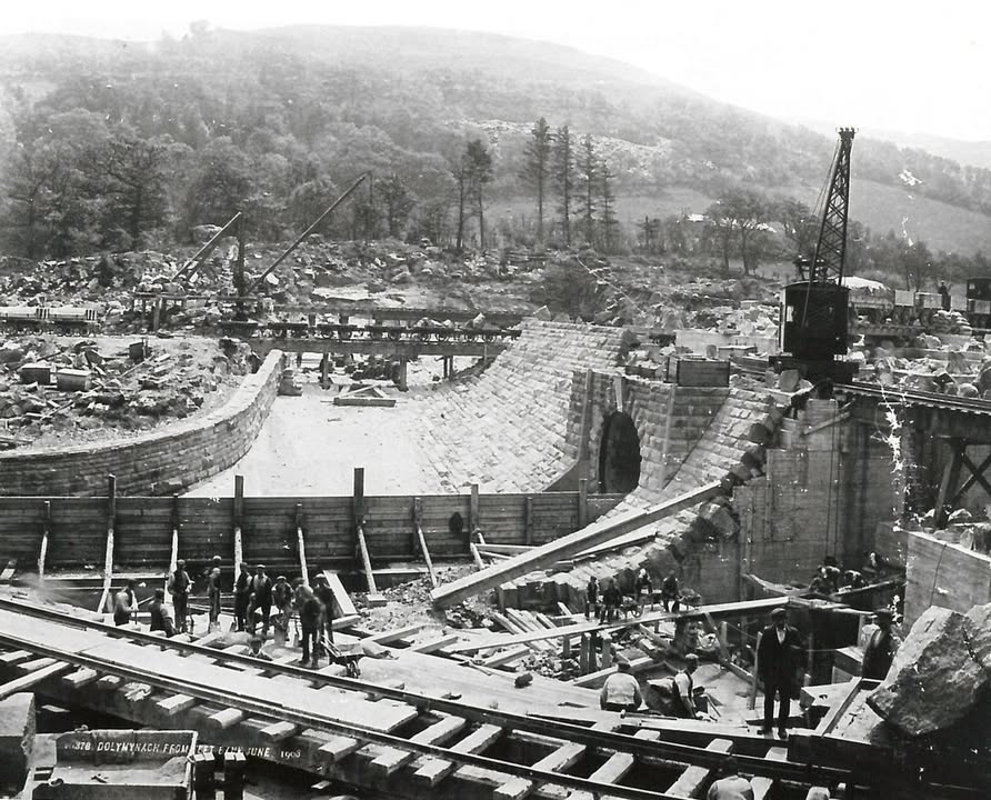 This photograph. taken in 1903, shows workers building Dol y Mynach Dam.
Mae’r llun hwn, a dynnwyd ym 1903, yn dangos gweithwyr yn adeiladu Argae Dôl y Mynach.
#throwbackthursdays #history #Henluniau