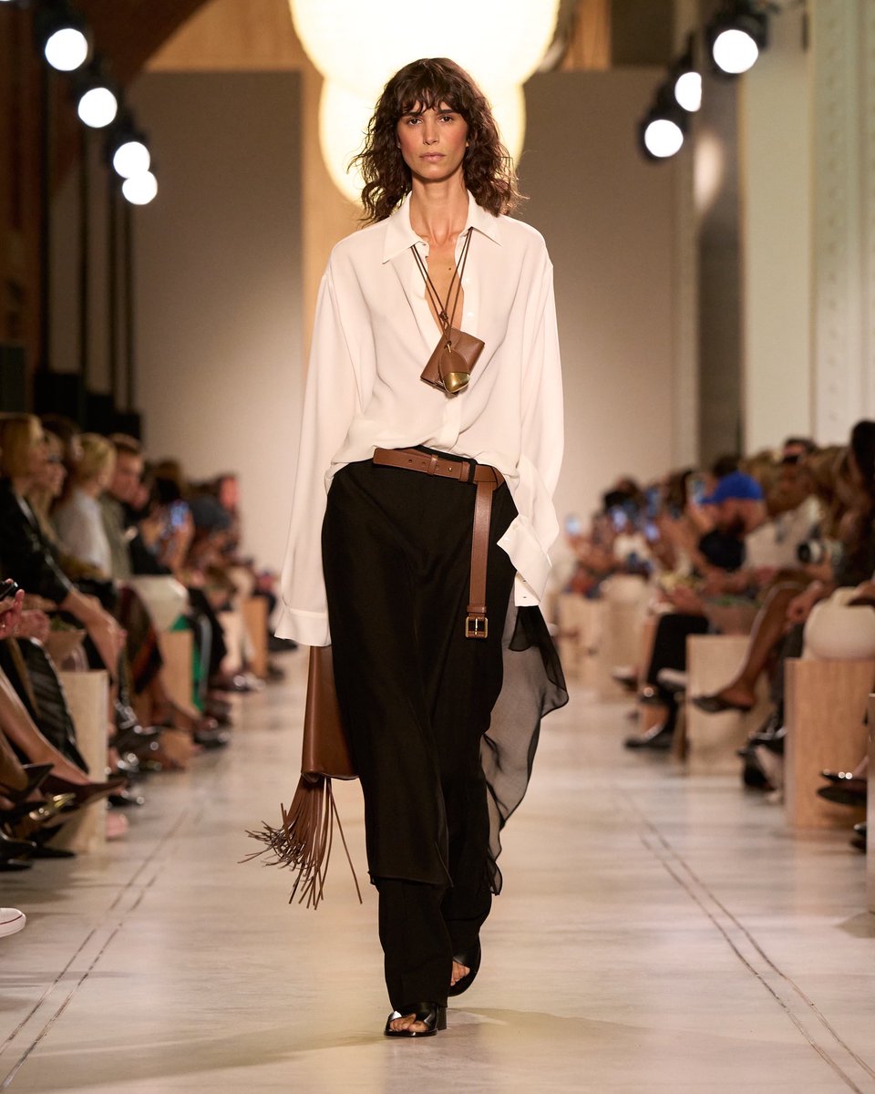 MichaelKors's tweet image. Earthy elegance. Introducing the Spring/Summer 2026 Michael Kors Collection.

#MichaelKorsCollection
#NYFW