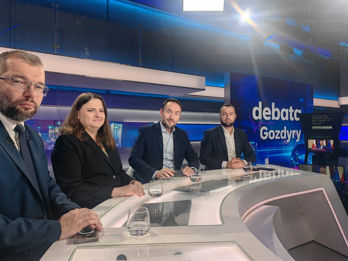 Słuchamy premiera <a href="/donaldtusk/">Donald Tusk</a> po Radzie Bezpieczeństwa Narodowego, który mówi o ludziach, wysługujacych się rosyjskiej propagandzie „z głupoty lub dlatego, że są zdrajcami“
#debatagozdyry 
<a href="/PolsatNewsPL/">PolsatNews.pl</a> 

<a href="/GrzegorzPuda/">Grzegorz Puda</a> 
<a href="/MartaStozek/">Marta Stożek Razem</a> 
<a href="/TSzymanski_/">Tomasz Szymański</a> 
<a href="/romowiczbartosz/">Bartosz Romowicz</a>