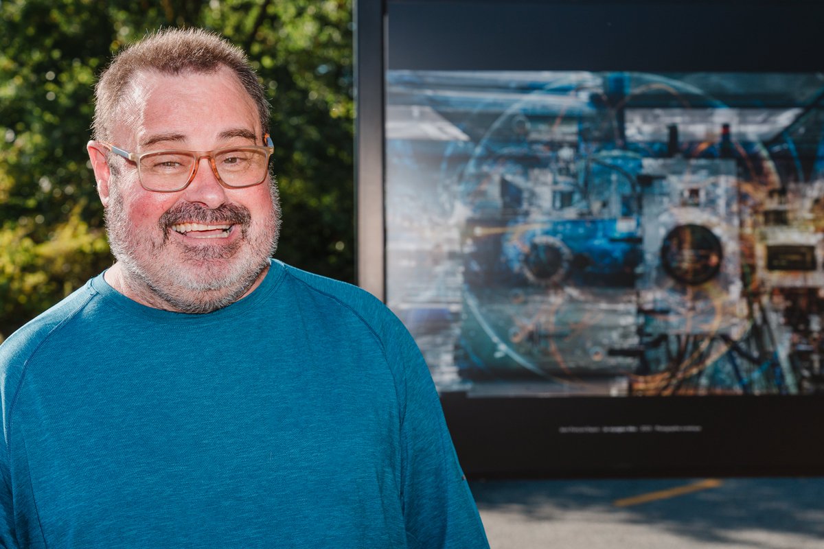 ZOOM ARTISTE DU PARCOURS PHOTO SHERBROOKE À la découverte de Jean-François Dupuis
▶️Station #1 : Place de la Gare (Lac-des-Nations)
Pour la réalisation de son projet d’exposition, Dupuis a effectué une résidence de création à l’Institut quantique de l’Université de Sherbrooke.