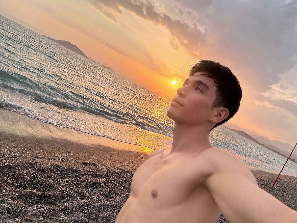 Ya salió mi nueva canción “Estar Solito” ✨
youtu.be/pDNQ6C_duj0?si…