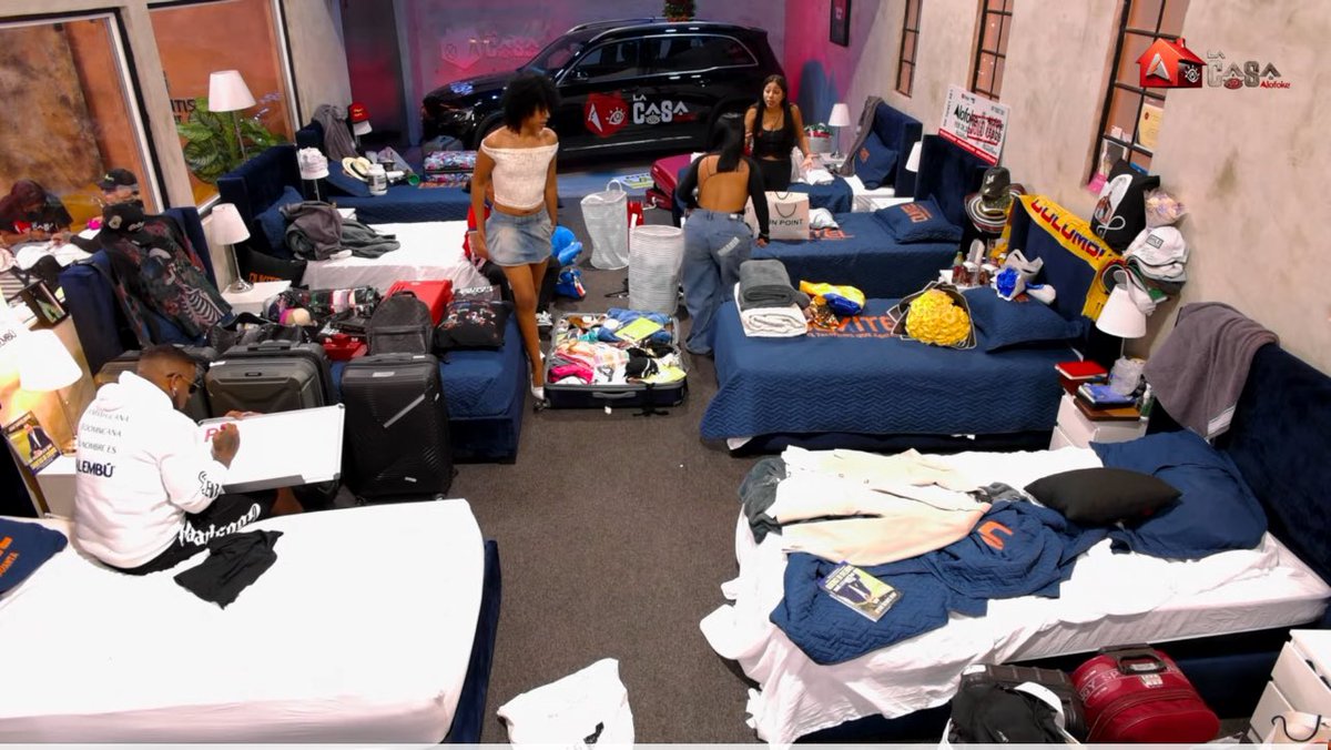 ClockDomi's tweet image. Le voy hablar sincero al público pero cada vez que está KAROLA  hablando y dura tanto tiempo hablando he solo hoy he cerrado el LIVE 4 veces y vuelvo y entro aver si ya terminal por qué su voz me tiene ya mal .

#LACASADEALOFOKE #ALOFOKE #TD