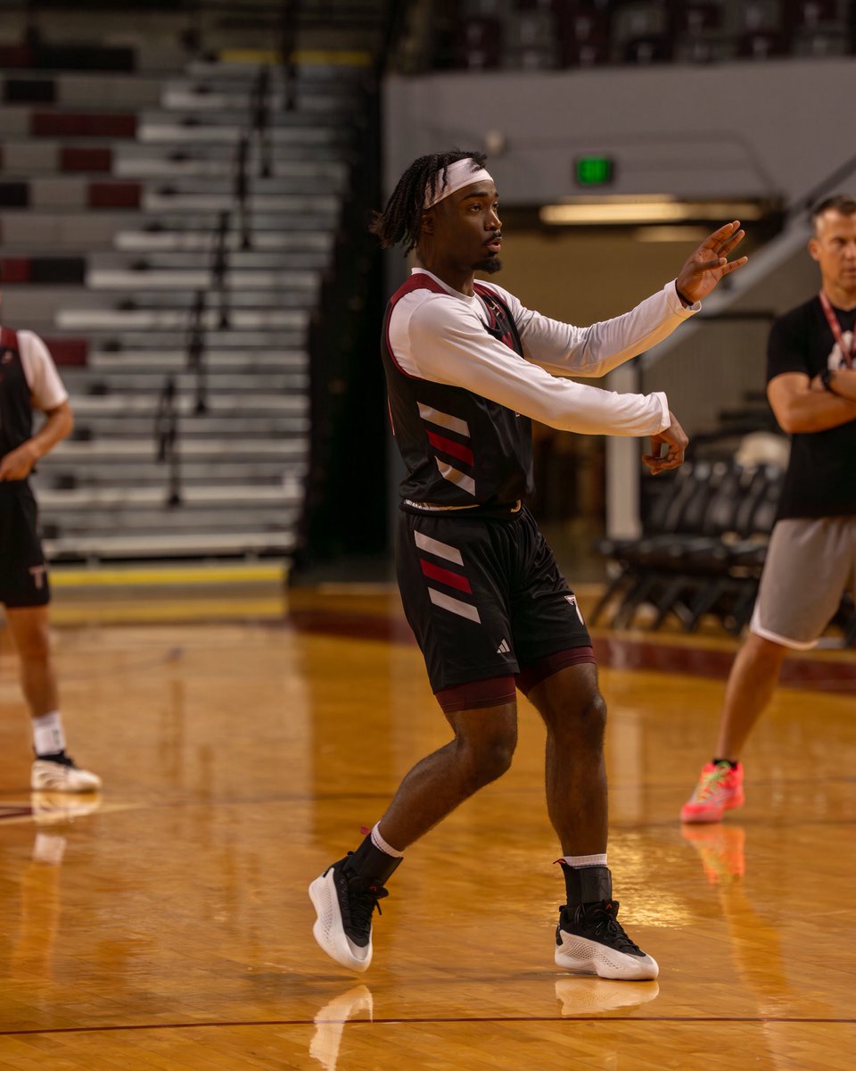 TroyTrojansMBB's tweet photo. 1% better ✅

#TakeTheStairs | #OneTROY ⚔️🏀 https://t.co/8hgz6xqLsZ
