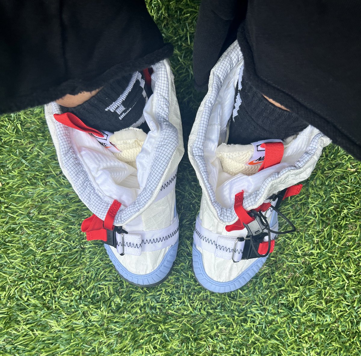 sukiibabyjp's tweet photo. GOAT found my size and sent me my dream sneakers I been lookin fa, be so fkn fr bruh I’m dumb grateful https://t.co/zZBwDiVPpD