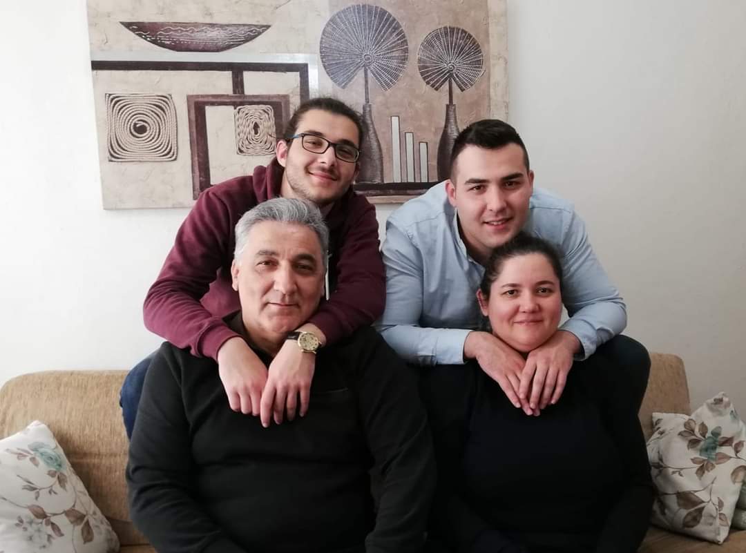 "Nasipten öte yol yok bu hayatta. Payımıza düşen en güzeli değil, en hayırlısı olsun."
Hayırlı Bereketli Cumalar Diliyorum...