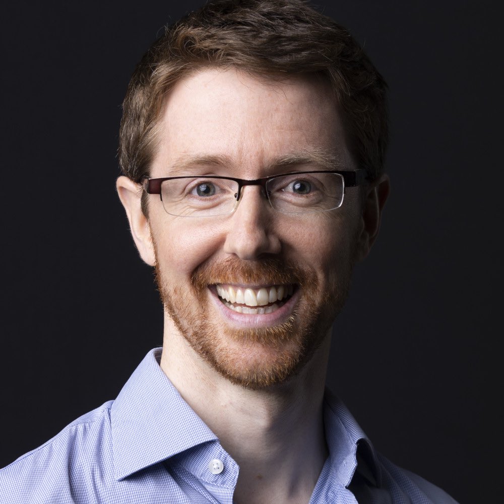 د. مارتن بيكارد.

رائد في مجال جديد (علم النفس البيولوجي للميتوكوندريا) ، الذي يربط بين الجسم والعقل.

رسالته: التوتر والمشاعر السلبية والعزلة لا تسكن عقلك فحسب، بل تُعيد برمجة الميتوكوندريا لديك، وهذا يغير نظرتنا للمرض والصحة العقلية والشيخوخة