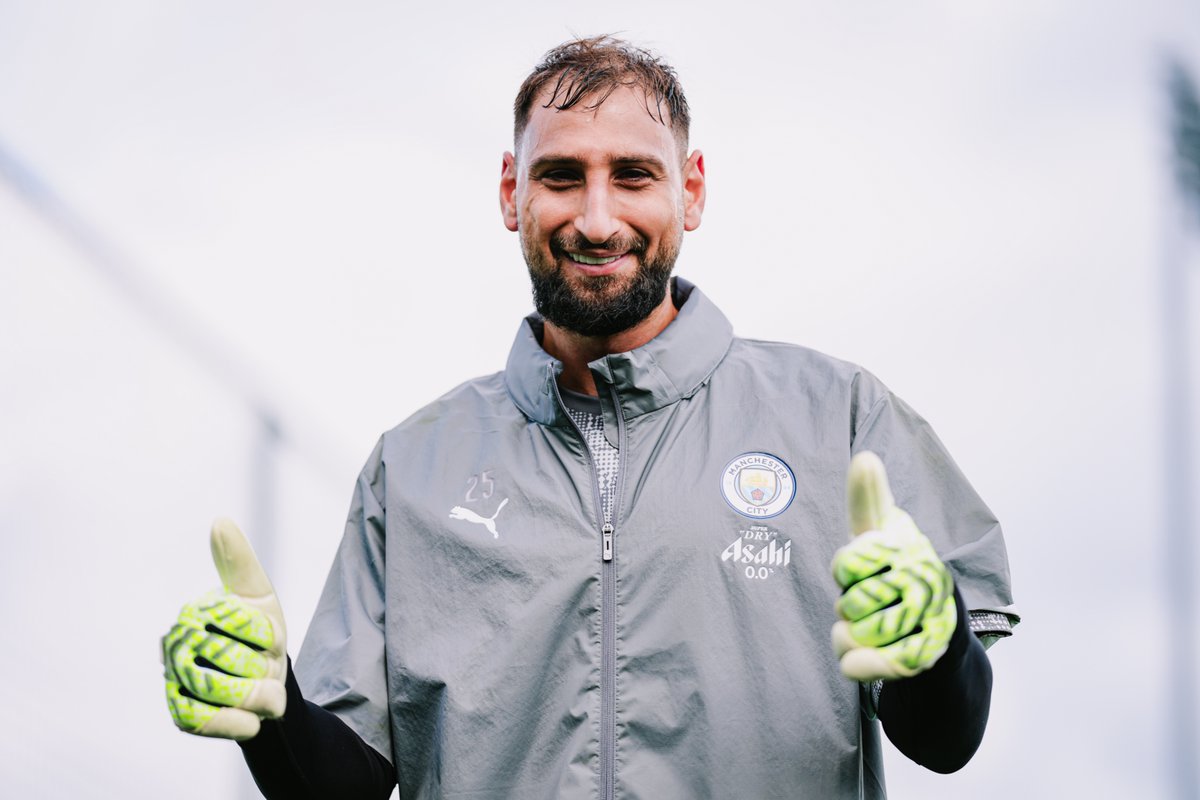 ManCity's tweet photo. Welcome to Manchester ☔️😅 https://t.co/fijAWDKanw