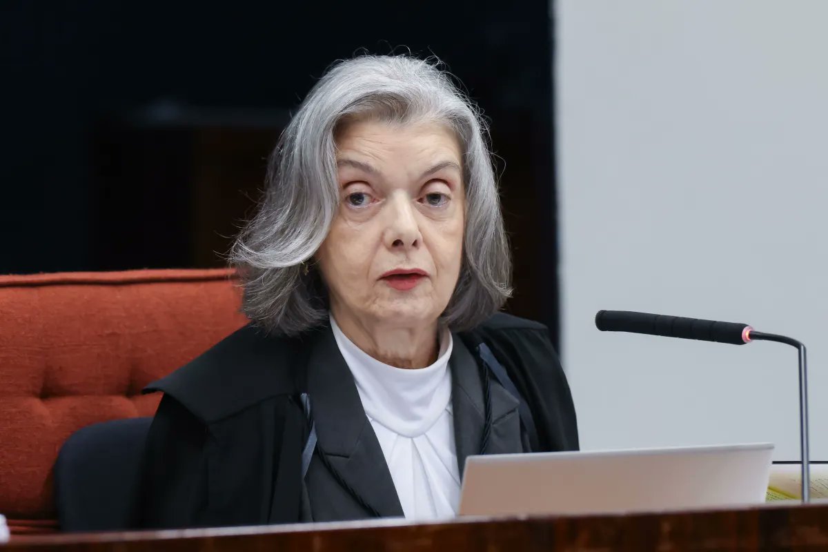 A ministra Carmen Lúcia votou pela condenação dos réus pela tentativa de golpe de estado e abolição violenta do estado de direito.  Alertou para o  "vírus do autoritarismo" que promove as rupturas na história.  Com as provas deixou a retórica de lado e optou pela argumentação.