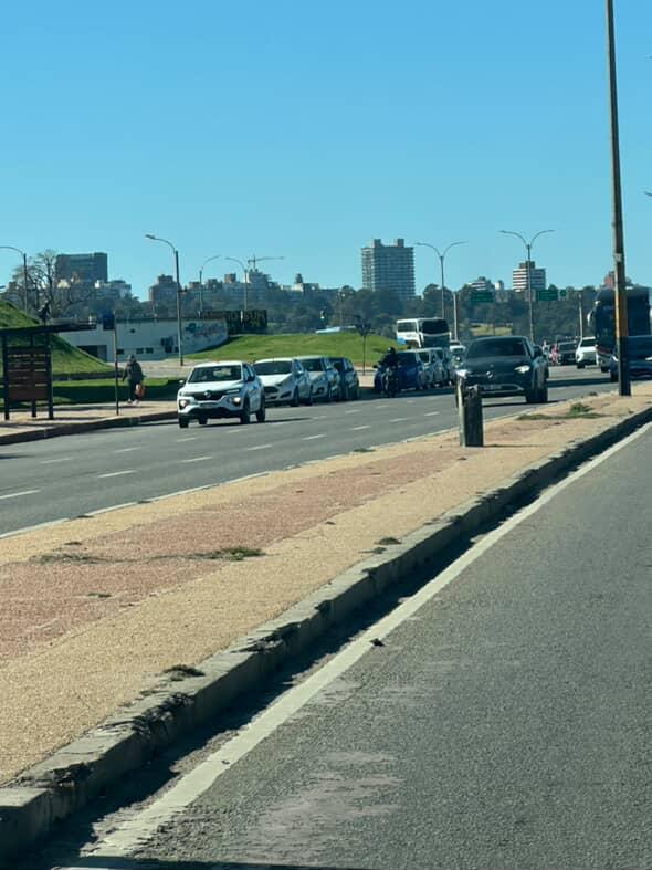 Estas columnas rotas están asi en la RAMBLA de MONTEVIDEO.... hace AÑOS.... esperas que arreglen algo en TU BARRIO ? Que ingenu@.