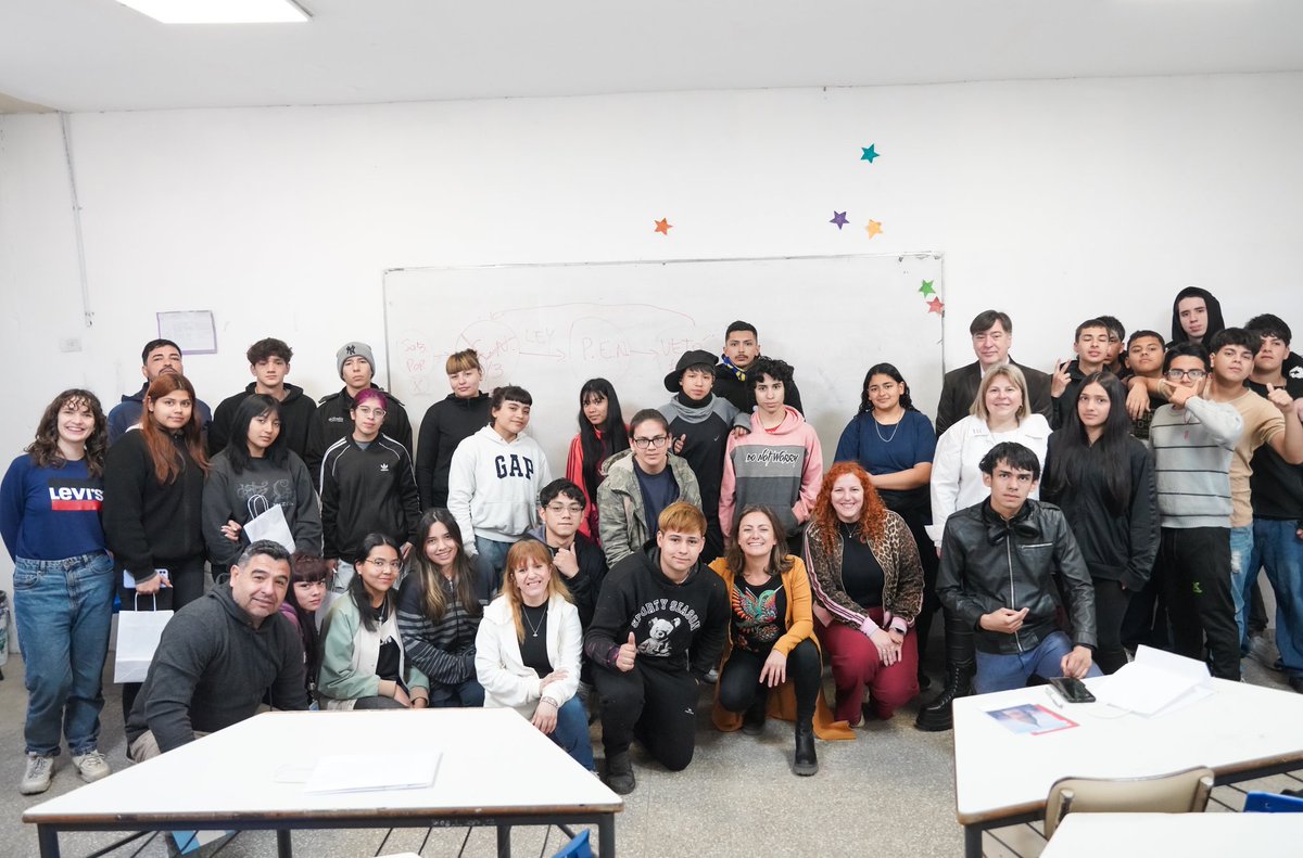 EL DERECHO A ELEGIR Y SER ELEGIDO.

Hoy tuve el privilegio de dar dos clases para los y las estudiantes de 4to a 7mo año de la Escuela Secundaria Técnica de la UNDAV, en Wilde: Ciudadanía política y El mundo del trabajo.

Conversamos sobre la Constitución Nacional, el crecimiento