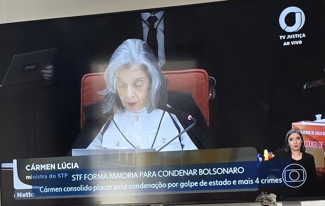 quelgouc's tweet image. Dois presidentes seguidos, criminosos e condenados.
Eleitores de bosta nós somos! Que país é esse?!