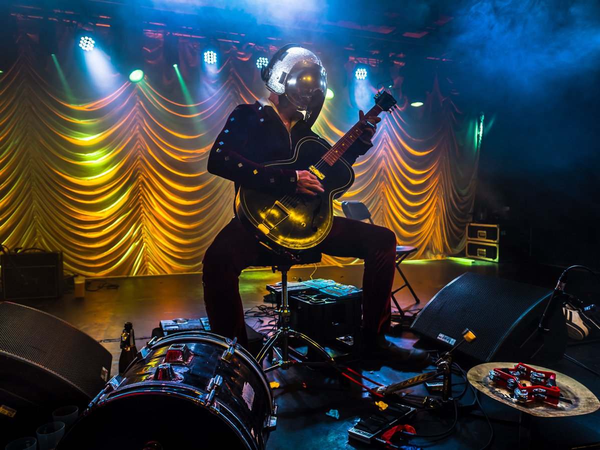 RedGuitars's tweet photo. Most excellent Undead Guitars night out to see delta blues guitarist Bob Log iii at The Old Woollen. Who wouldn't want to share a bottle of prosecco - drunk from a huge inflatable rubber duck (that's it in the pic). Absolutely brill!
#boblog https://t.co/it3k182jtb