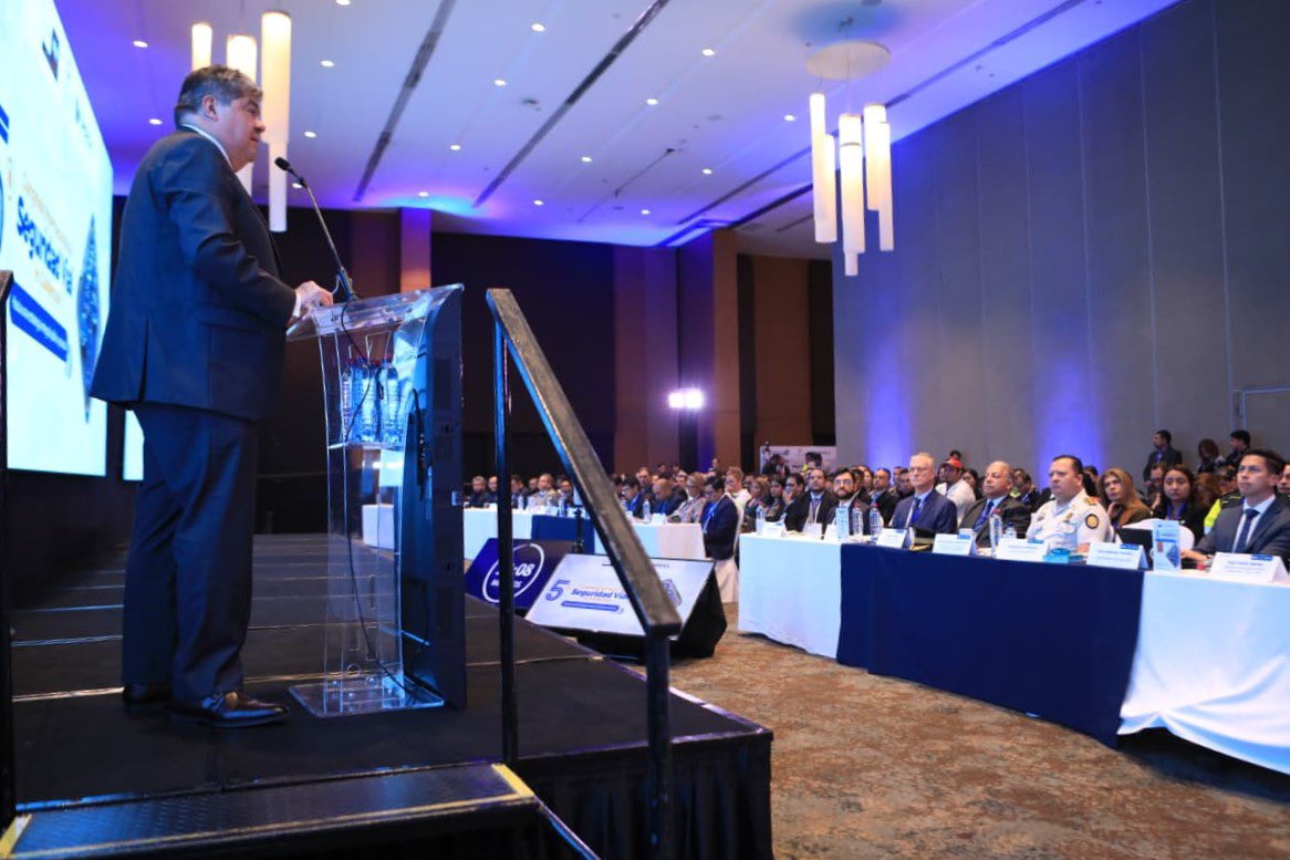 RadioTGWTV's tweet photo. #NacionalesTGW | 🇬🇹 Este día se desarrolla el 5° Congreso Internacional de Seguridad Vial en Guatemala, en el que participan el Ministro de Gobernación, @FJimenezmingob, el Viceministro de Seguridad, @JRPortillo2405 y el Director de la @PNCdeGuatemala, David Custodio Boteo.+ https://t.co/dSUnjP8odB