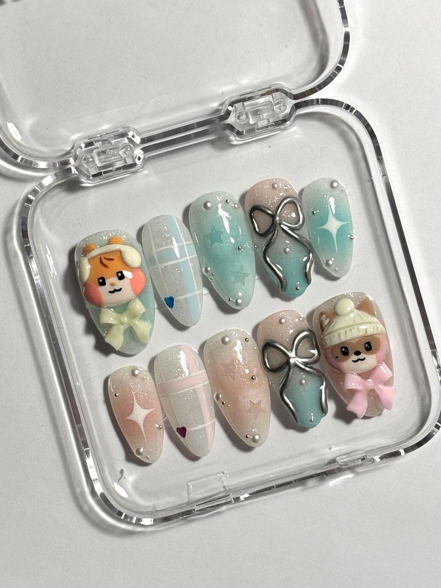 LOOOK AT MY NAILSSS GUYSSS