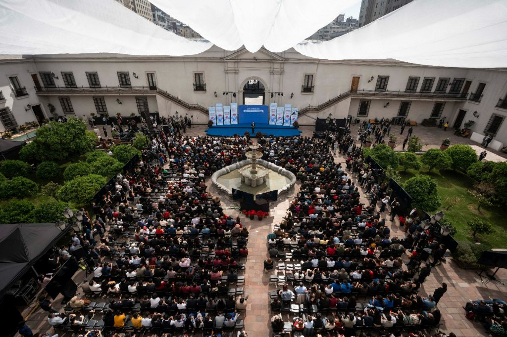🌹 La historia no se borra. Durante 17 años la dictadura detuvo, torturó, asesinó e hizo desaparecer a miles de compatriotas. Es deber de la democracia buscar a quienes nos fueron arrebatados, y entregar respuestas a los familiares de víctimas de tortura y desaparición forzada.