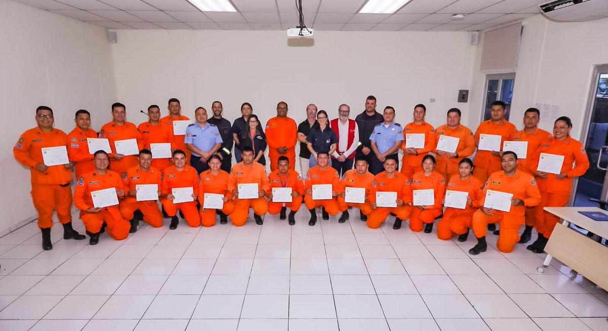 AECIDElSalvador's tweet photo. 👩‍🚒👨‍🚒Bomberos de El Salvador fortalecieron sus capacidades en manejo de riesgos químicos con apoyo de la Cooperación Española (AECID- País Vasco). https://t.co/GrBTeukDJc
