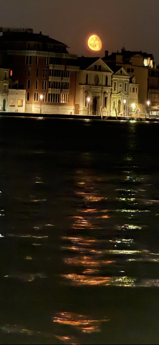 Luna Rossa Gibbosa Calante, veduta da Majer #Giudecca #Venezia.
