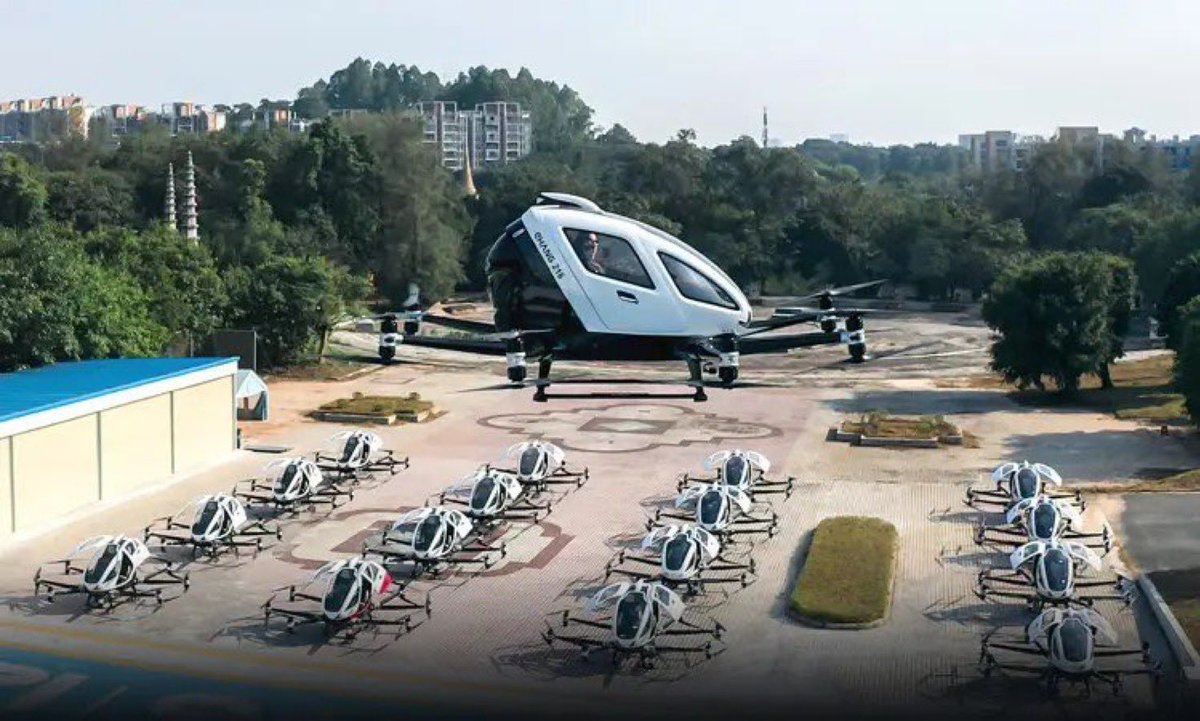 #RDC – Investir dans les nouvelles technologies ou rester spectateur ?

À Kigali, on teste les drones-taxis eVTOL (véhicules électriques à décollage et atterrissage verticaux), conçus par la société chinoise EHang (coût : 330.000 USD).  
Une innovation au service du transport