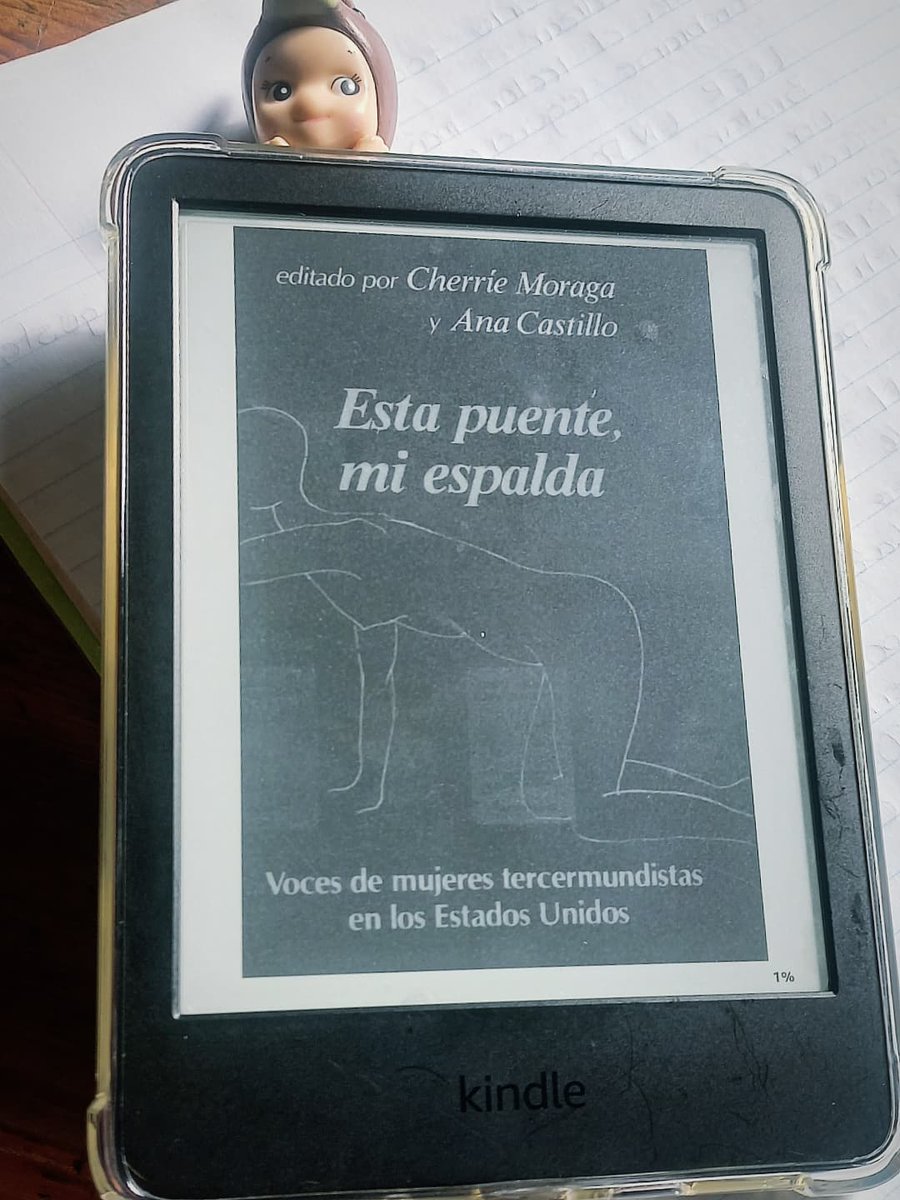 Sleep_Guillo's tweet photo. Porque ojos de blancos no quieren conocernos, no se molestan por aprender nuestro lenguaje ("Hablar lenguas" de Gloria Andaldúa)
Fragmentos de textos de 《Esta puente, mi espalda. Voces de mujeres tercermundistas》 editado por Cherríe Moraga y Ana Castillo, es la edición de 1988 https://t.co/EEITeE5J0v